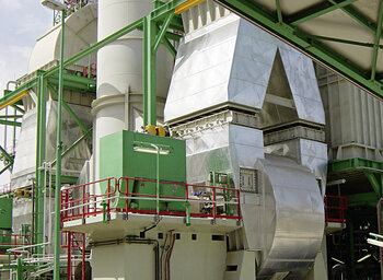 化肥厂内位于湿式洗涤器后部的风机（配共用油供给设备）