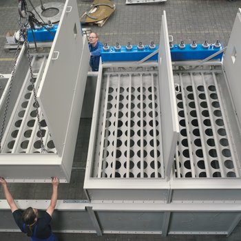 过滤装置制造——将过滤器头安装到过滤器外壳上