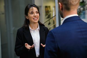Venti Oelde 的一名员工与顾客交谈