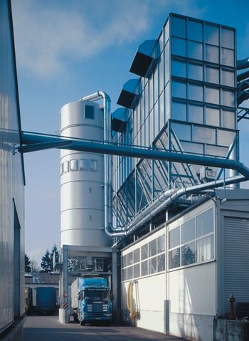[Translate to Chinesisch:] Spülluftfilteranlage mit Späneverladesilo